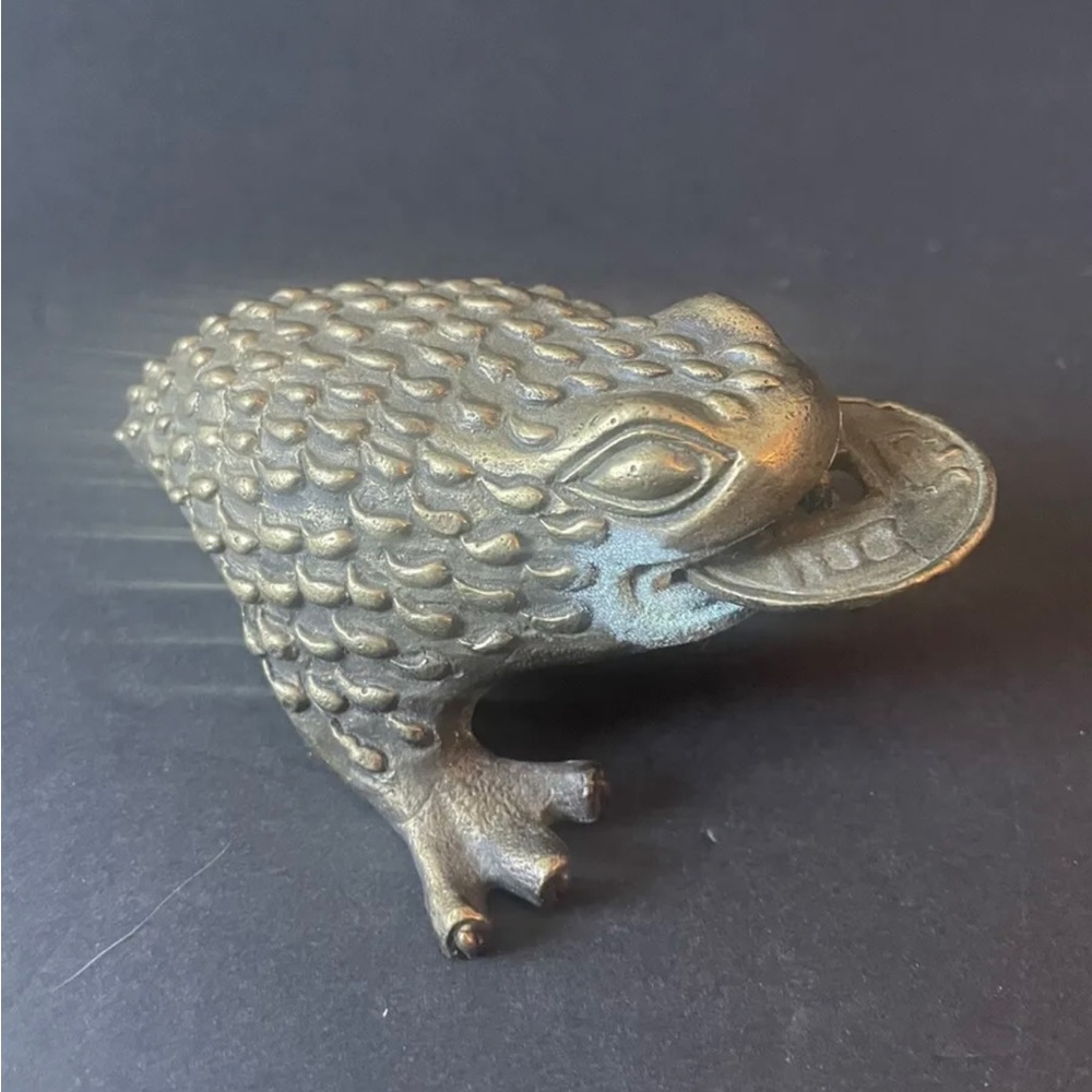 Vintage China Bronze Dynasty Craved Fengshui Animal Toad Wealth Lucky Statue